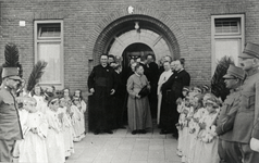 108741 Afbeelding van kerkelijke hoogwaardigheidsbekleders en zogenaamde engeltjes bij de St.-Nicolaaskerk ...